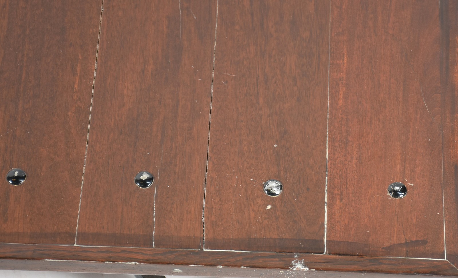 Mesa de centro em ripas de madeira com base de metal preto. (pequenos... - foto 4 de 5