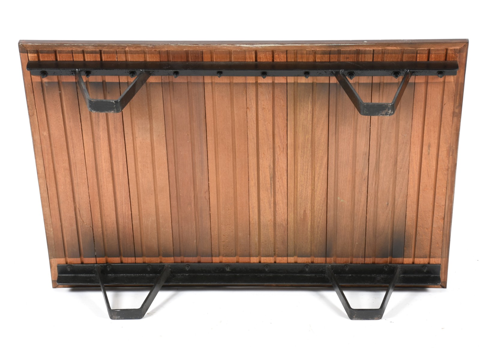 Mesa de centro em ripas de madeira com base de metal preto. (pequenos... - foto 5 de 5
