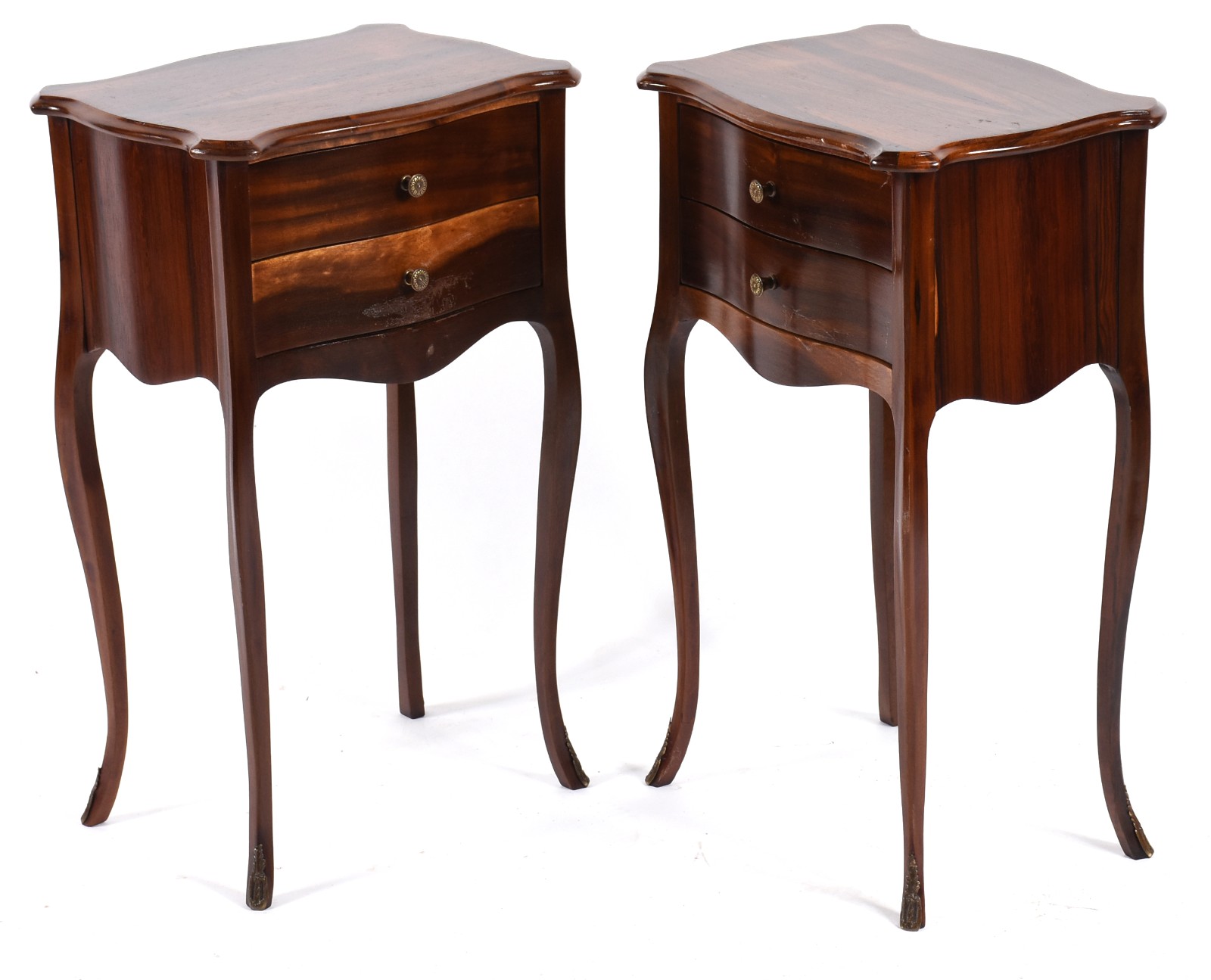 Par de mesinhas laterais de madeira nobre com 2 gavetas cada, pernas... - foto 1 de 6