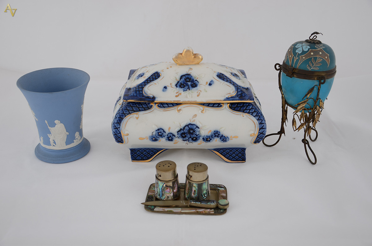 Quatro peças diversas, sendo caixa de porcelana (19 x 13 altura 15...