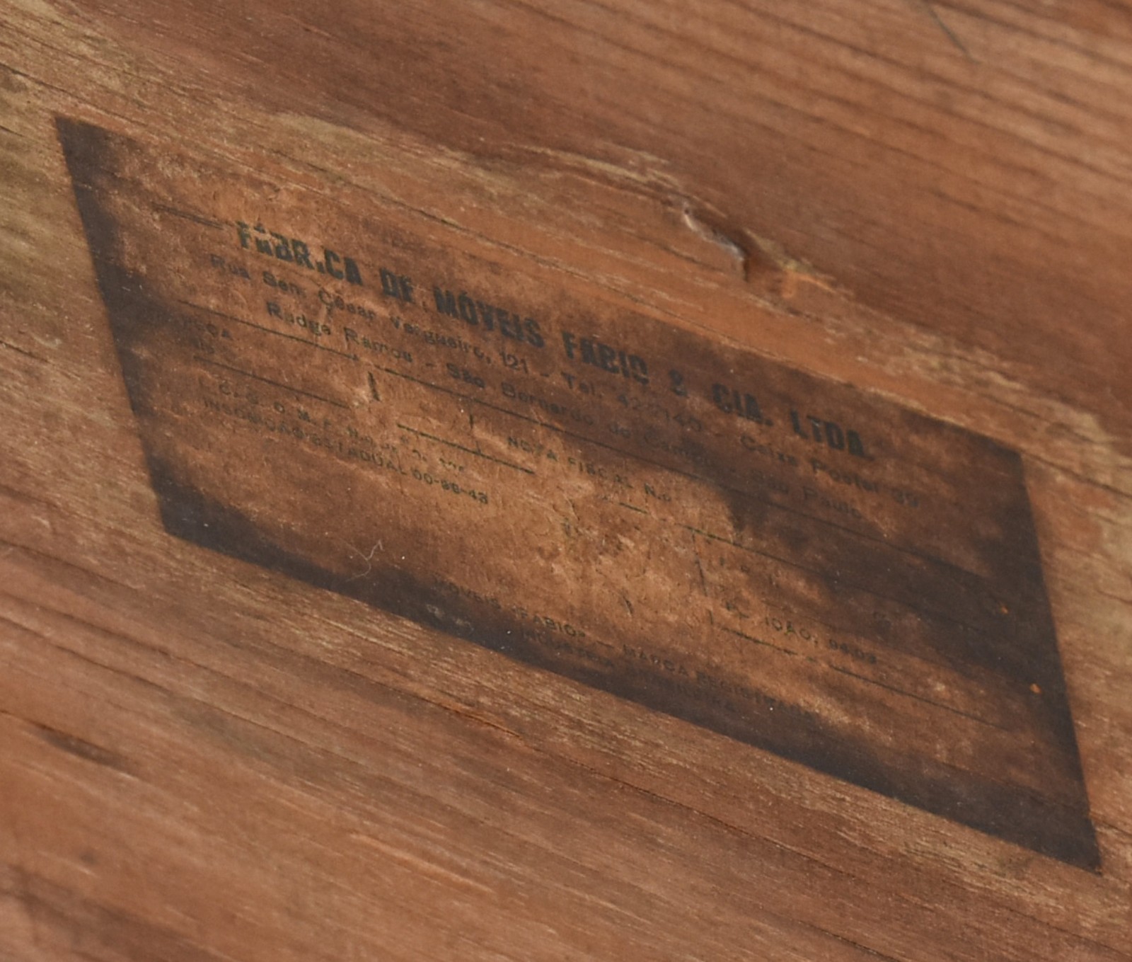 Mesa de centro anos 60, em peroba rosa e fórmica branca, dois platôs... - foto 5 de 5