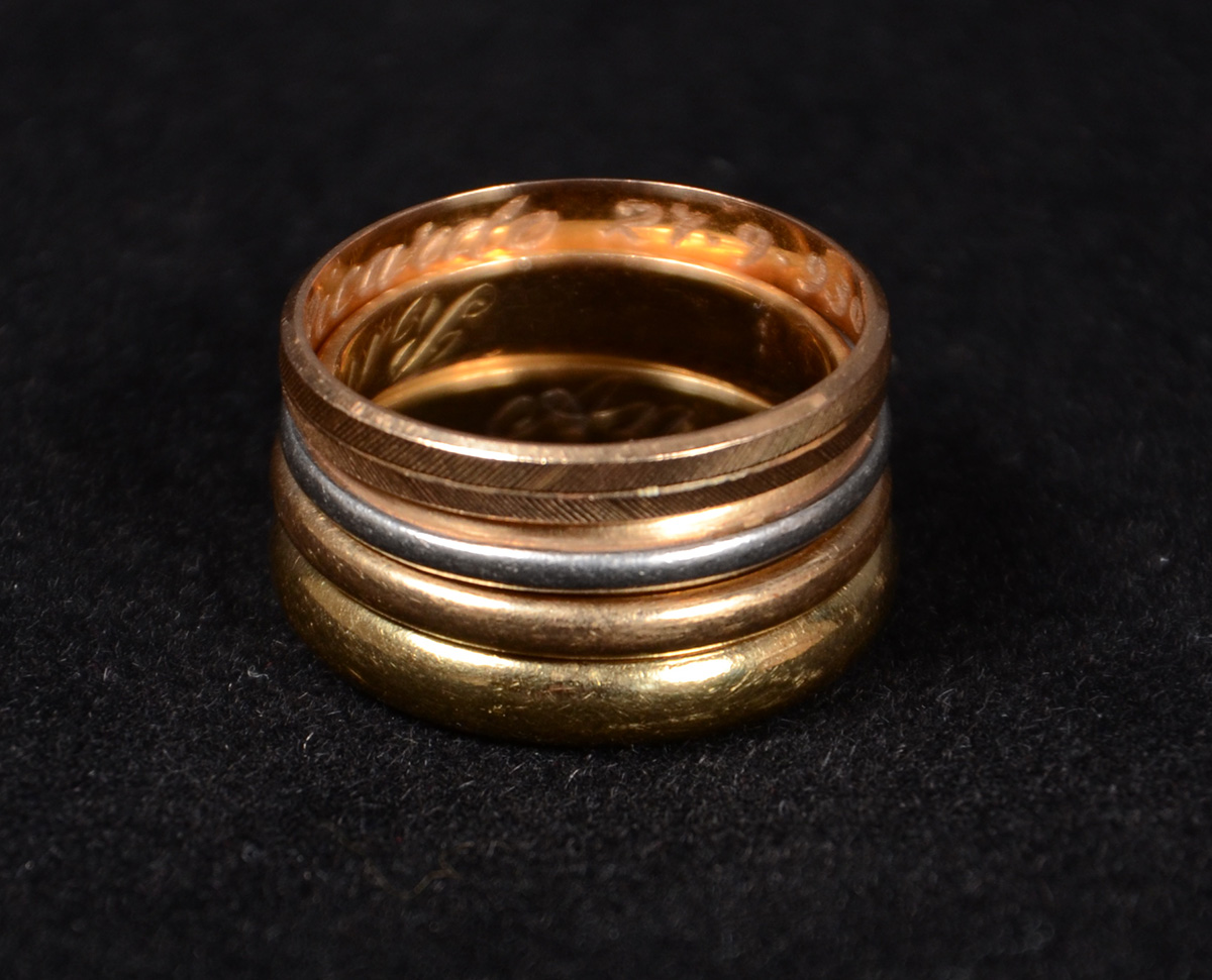 Quatro alianças diversas de ouro 18 k. Peso: 11,8 g