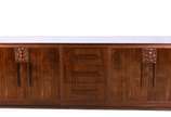 Móvel buffet Art Deco de madeira nobre, duas po... - Móvel buffet Art Deco de madeira nobre, duas portas de cada lado e tres gavetas centrais.