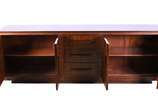 Móvel buffet Art Deco de madeira nobre, duas po... - Móvel buffet Art Deco de madeira nobre, duas portas de cada lado e tres gavetas centrais.