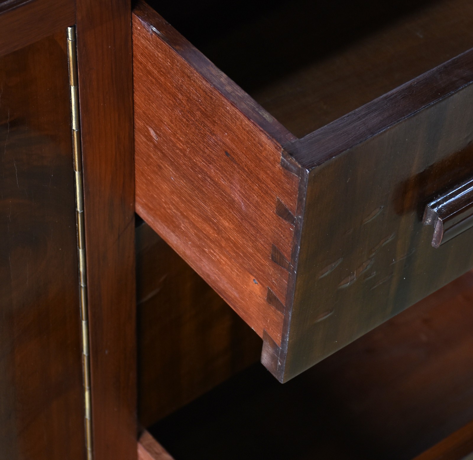 Móvel buffet Art Deco de madeira nobre, duas portas de cada lado e... - foto 4 de 6