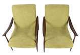 Elegante par de cadeiras estofadas e forradas c... - Elegante par de cadeiras estofadas e forradas com tecido na cor verde, braços e pernas de madeira nobre.