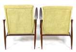 Elegante par de cadeiras estofadas e forradas c... - Elegante par de cadeiras estofadas e forradas com tecido na cor verde, braços e pernas de madeira nobre.