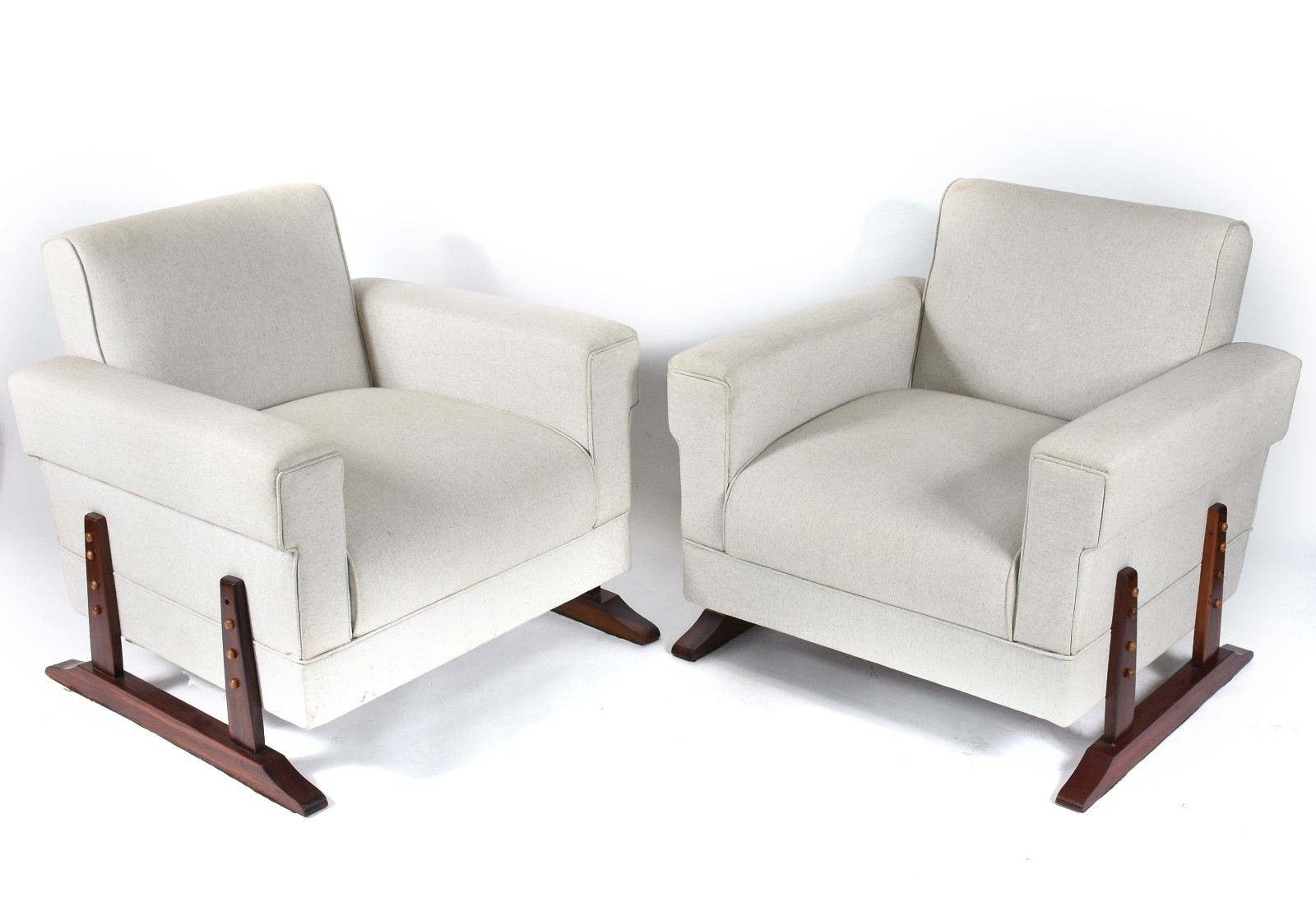 Par de poltronas estofadas e forradas na cor bege, bases de... - foto 1 de 6
