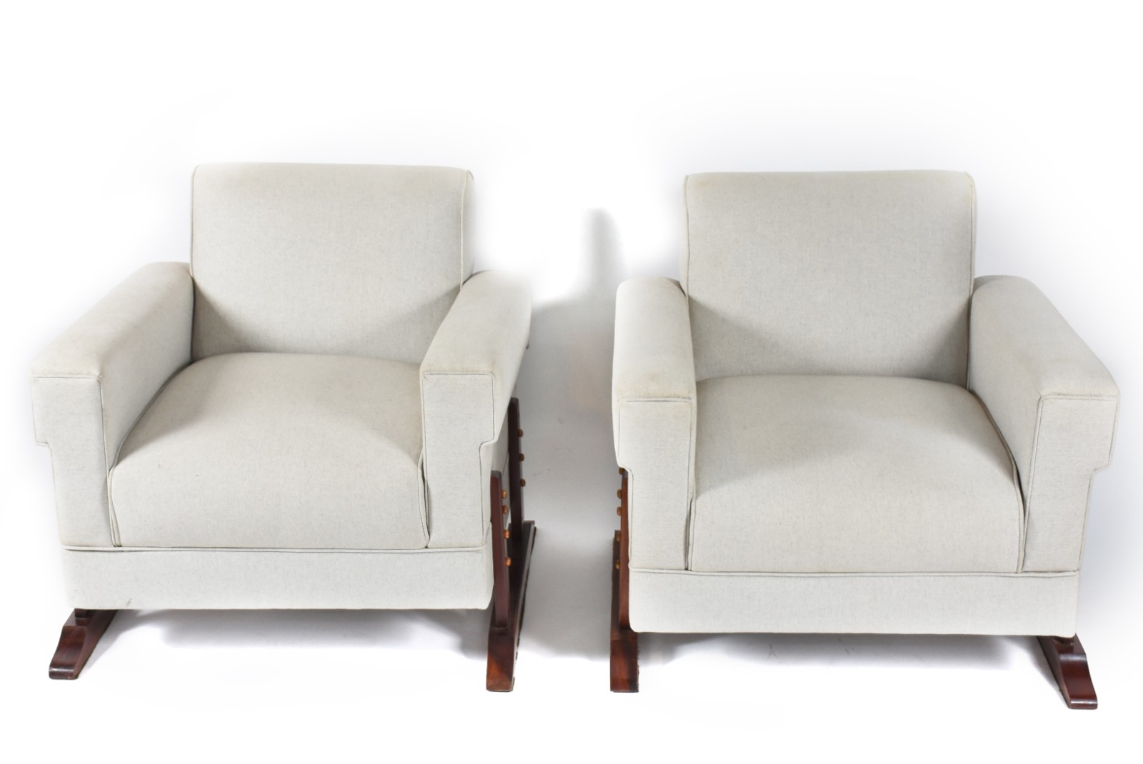 Par de poltronas estofadas e forradas na cor bege, bases de... - foto 2 de 6
