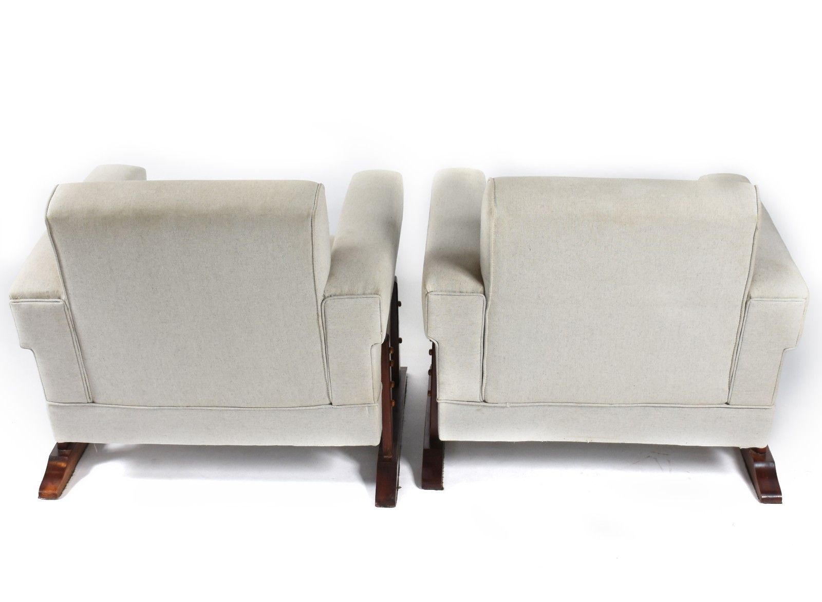Par de poltronas estofadas e forradas na cor bege, bases de... - foto 6 de 6