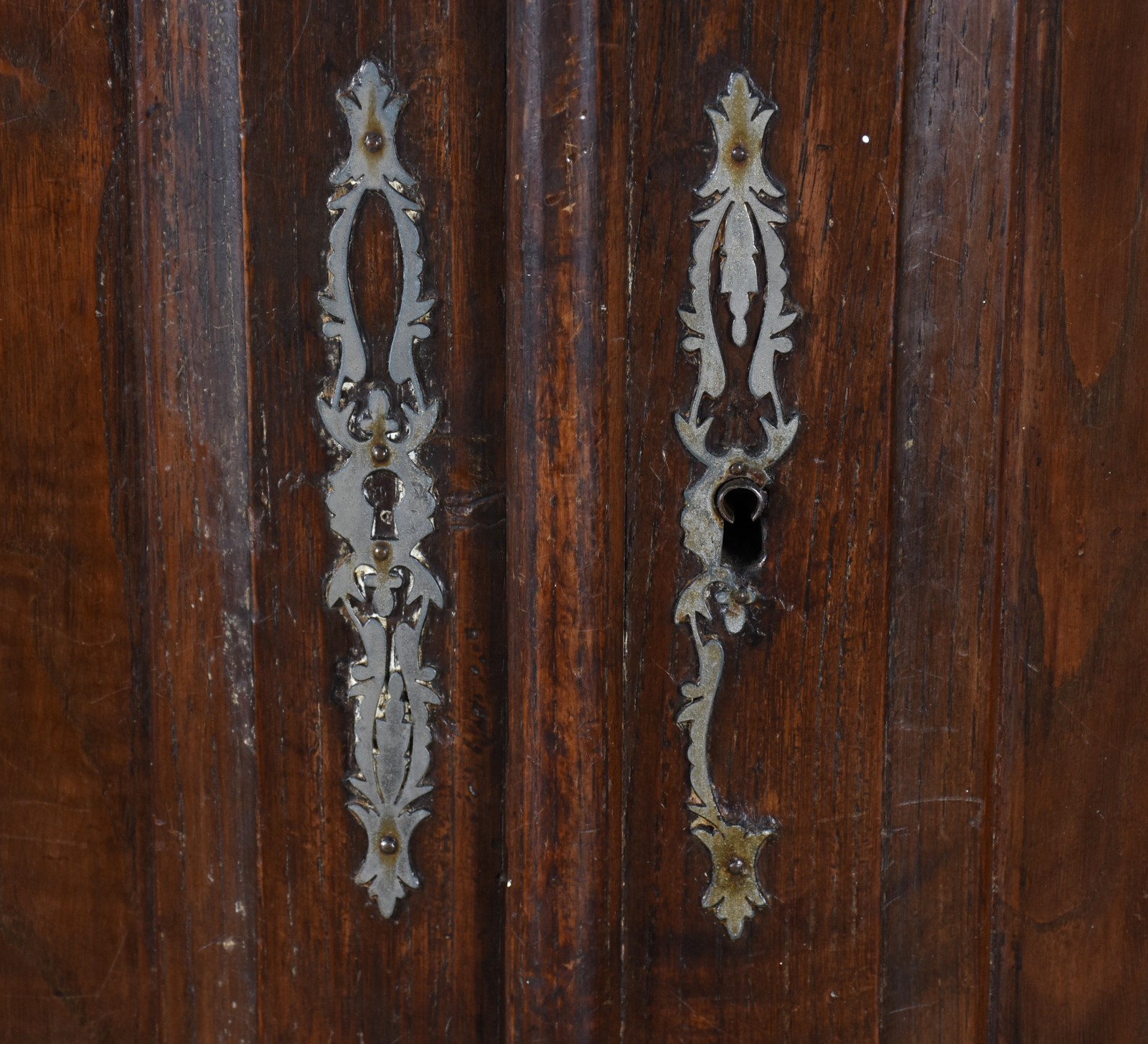 Armário de madeira nobre com duas portas, prateleiras internas... - foto 4 de 8
