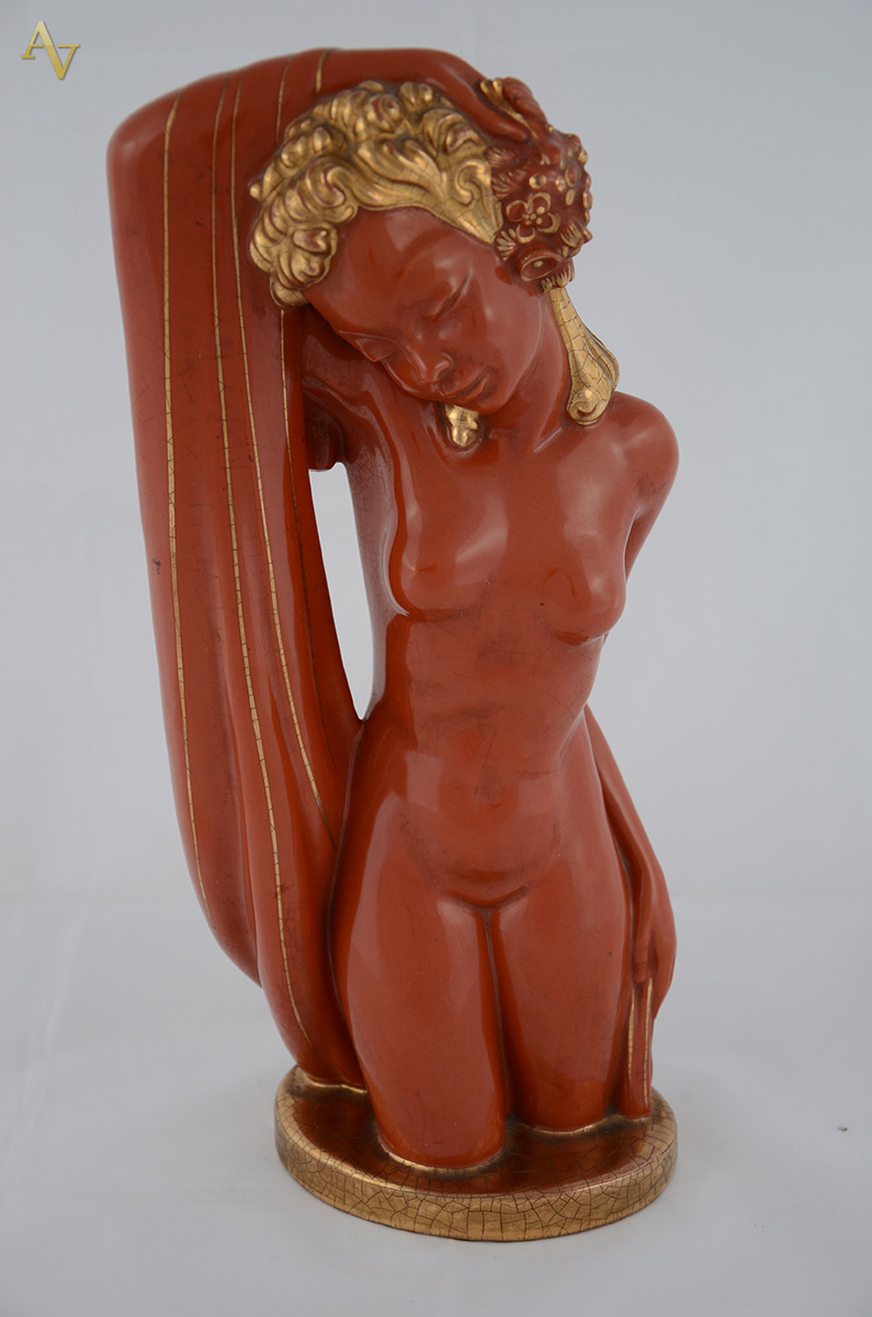 Estatueta de cerâmica representando Figura Feminina, altura 40 cm. - foto 1 de 2