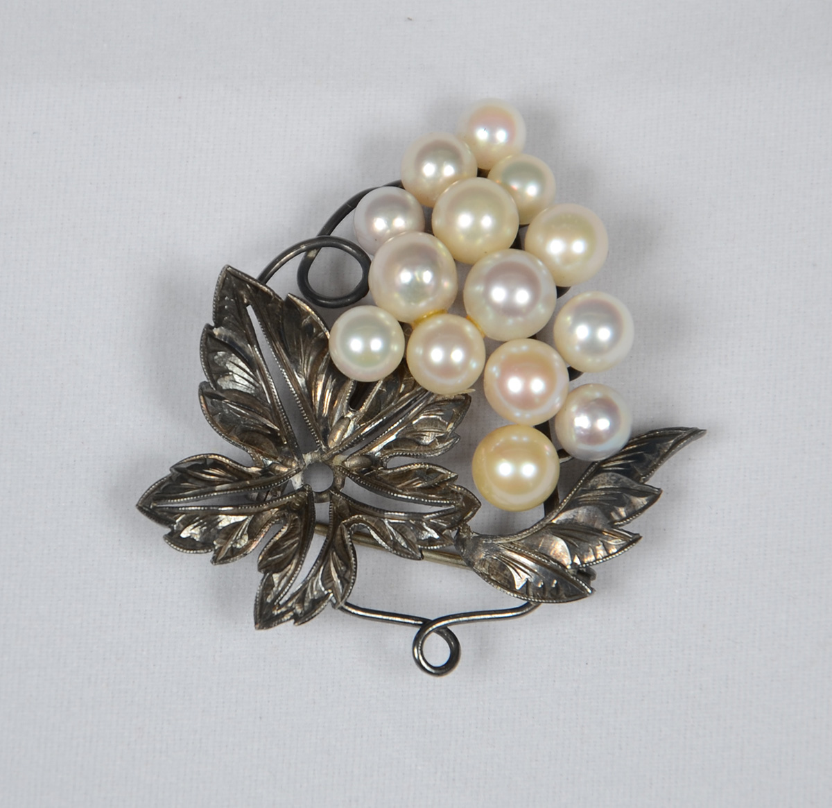 Broche de prata e pérolas feitio Cacho de Uva.