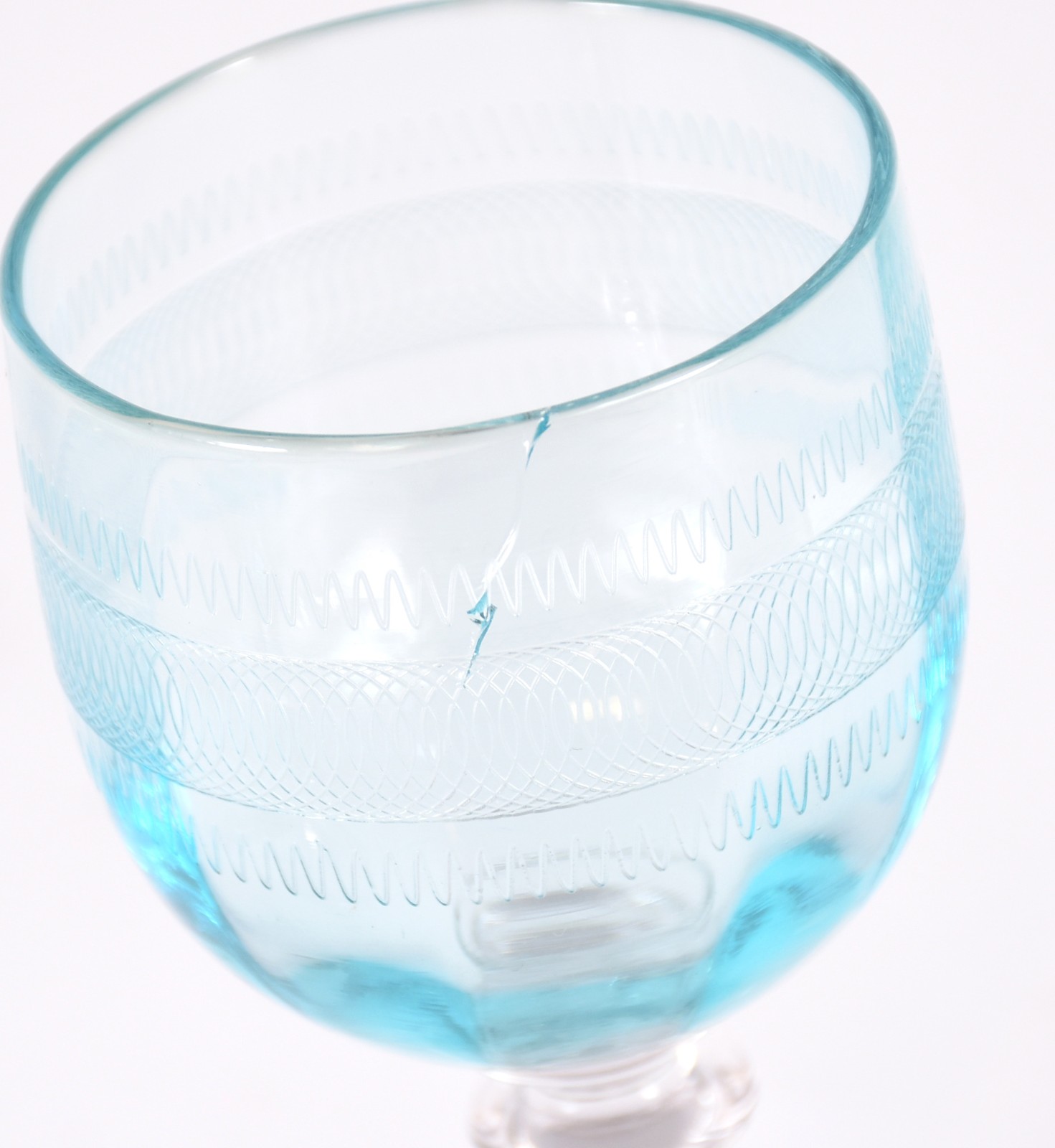Seis cálices para vinho branco em demi cristal na cor azul (um deles... - foto 4 de 4