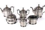 REED & BARTON,  - Baixela para chá e café de pewter Reed & Barton com 6 peças, sendo:  2 bules, leiteira, açucareiro, manteigueira com recipiente interno de cristal tra