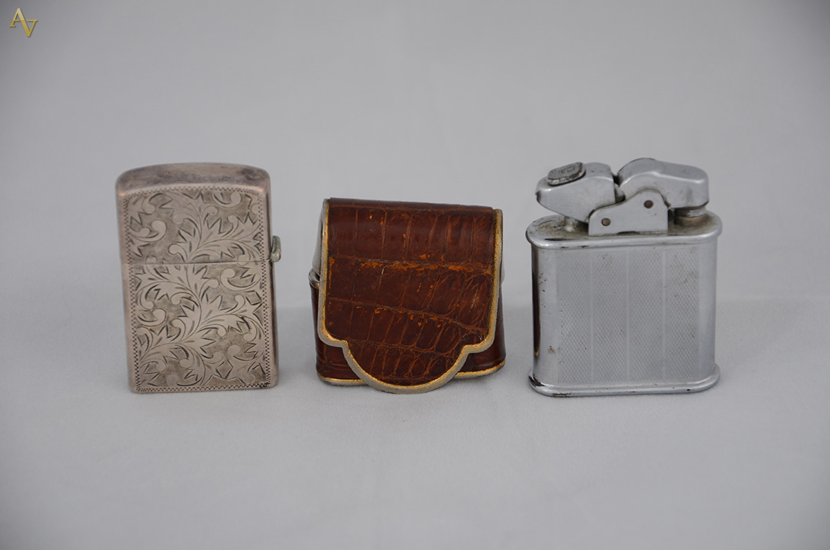 Tres isqueiros diversos, sendo um de prata Sterling. Alturas 4 e 5 cm. - foto 1 de 2