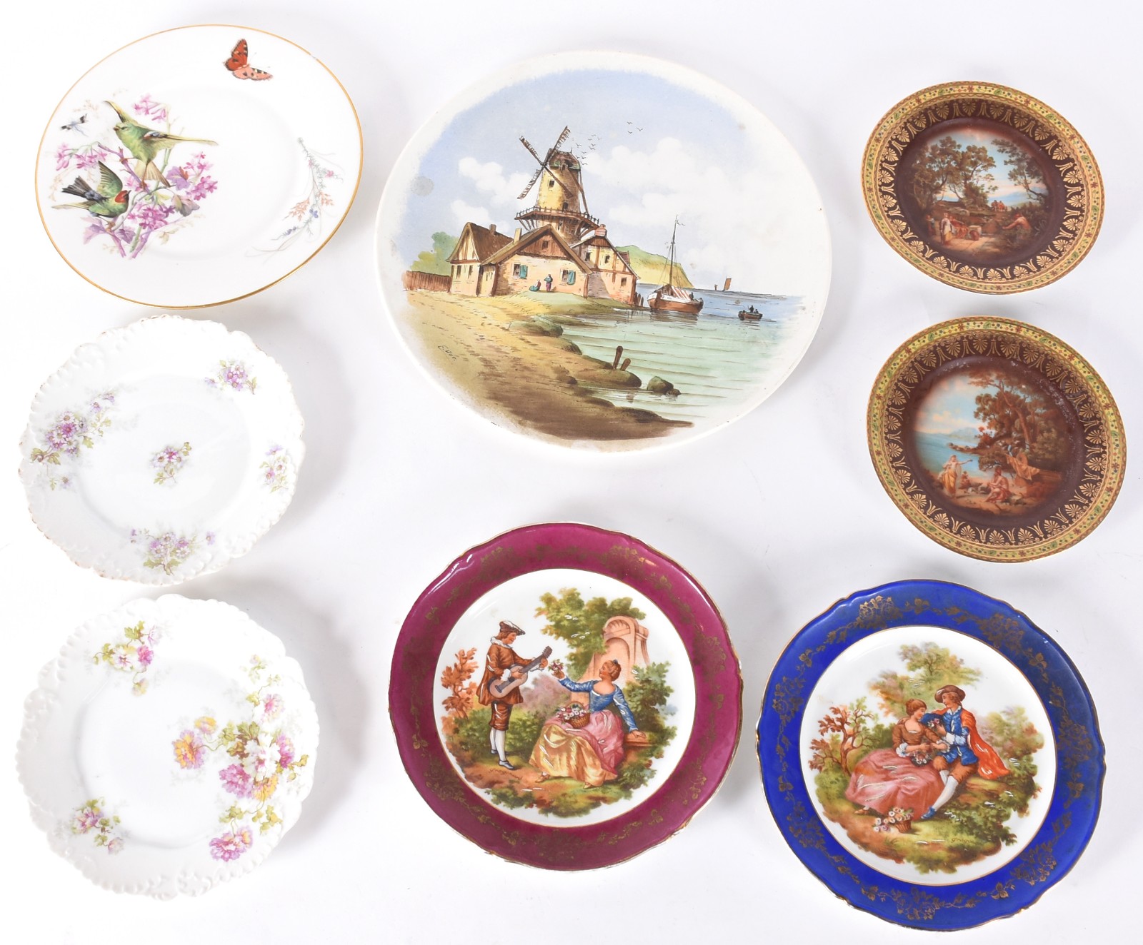 Oito pratos de porcelana de diversas procedências. (Um deles bicado... - foto 1 de 11