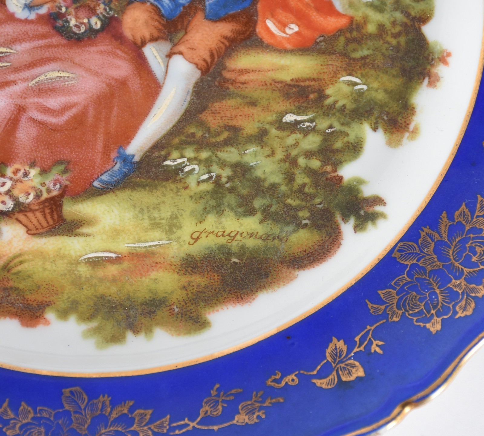 Oito pratos de porcelana de diversas procedências. (Um deles bicado... - foto 3 de 11