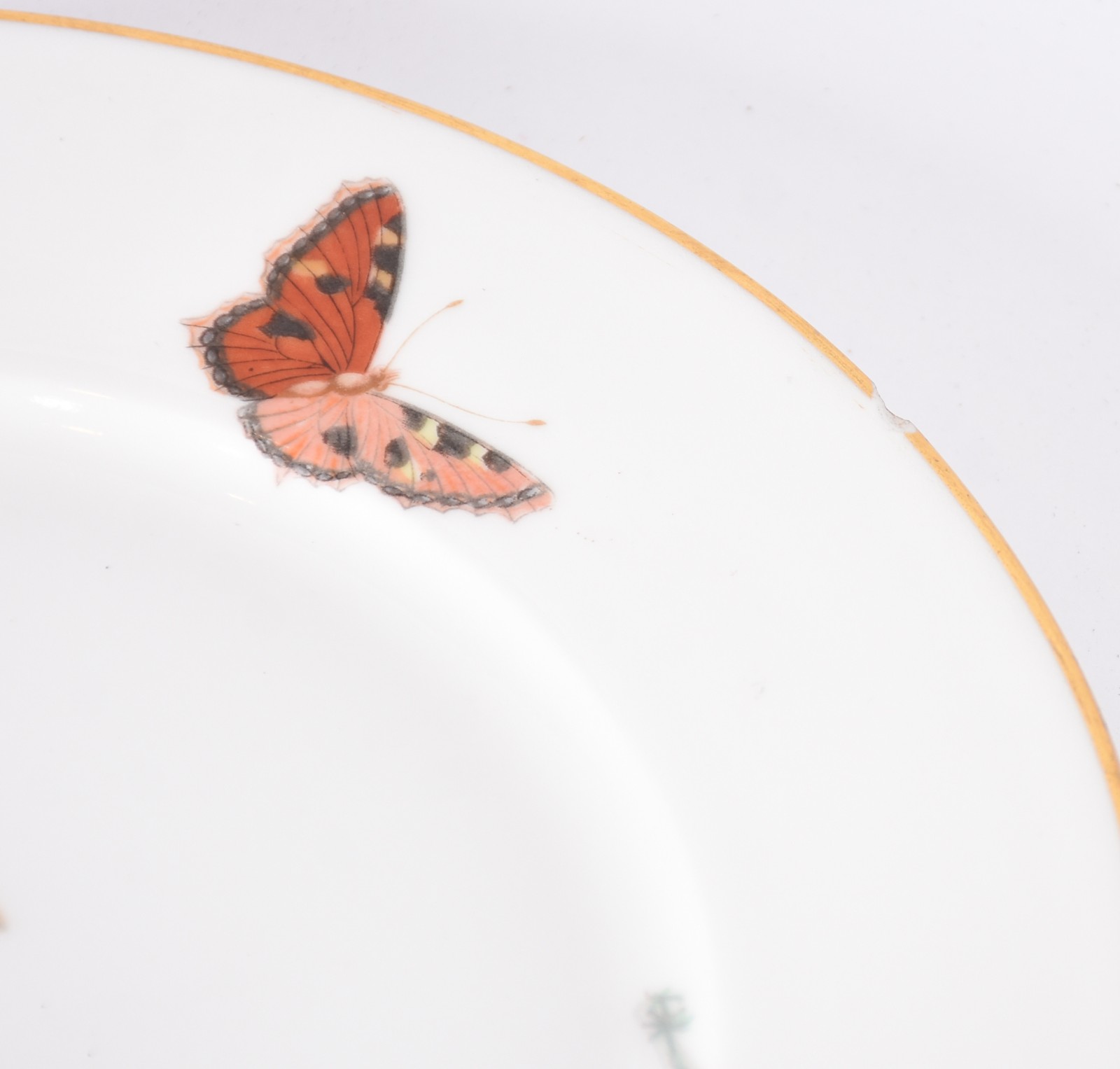 Oito pratos de porcelana de diversas procedências. (Um deles bicado... - foto 5 de 11