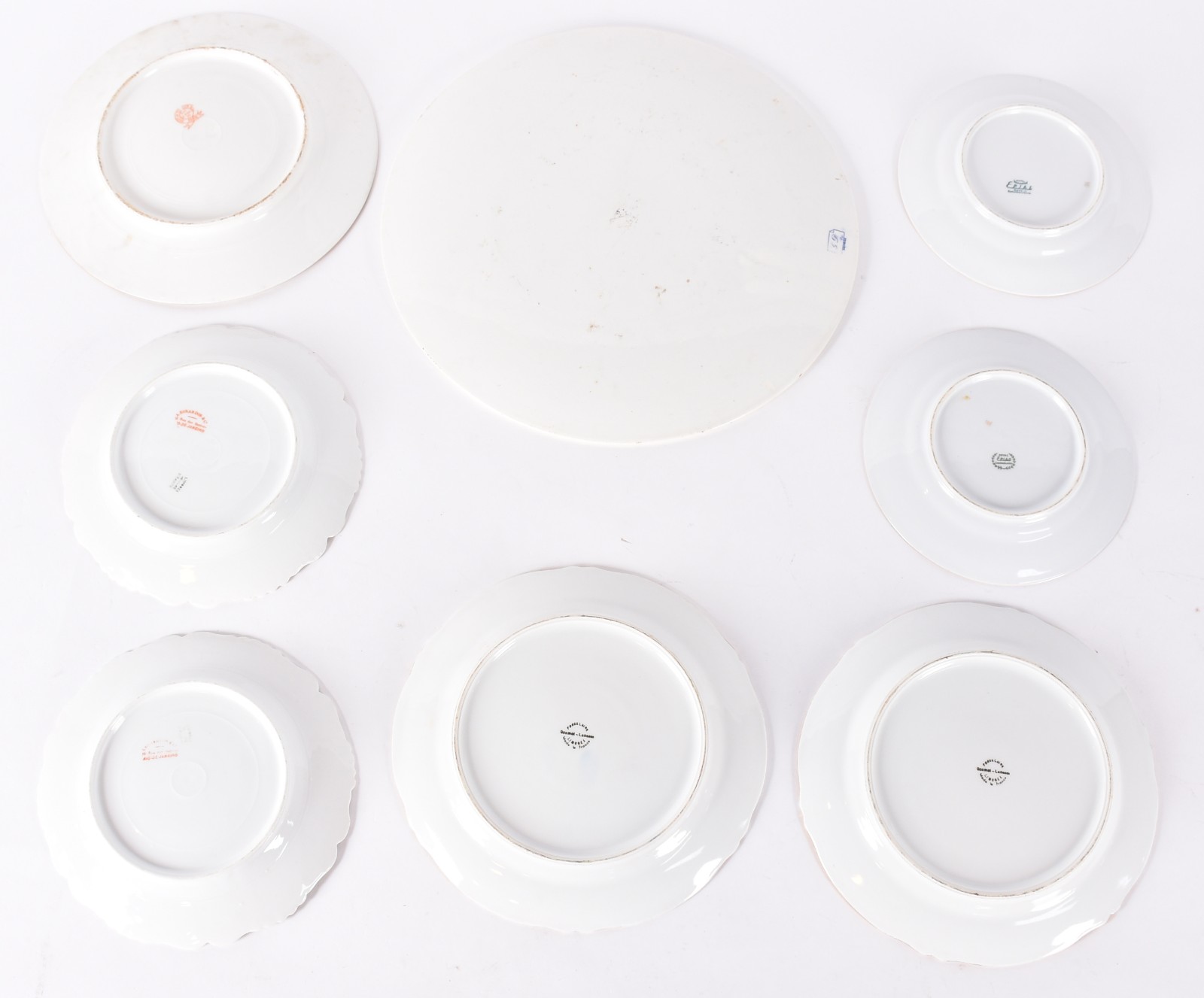 Oito pratos de porcelana de diversas procedências. (Um deles bicado... - foto 6 de 11