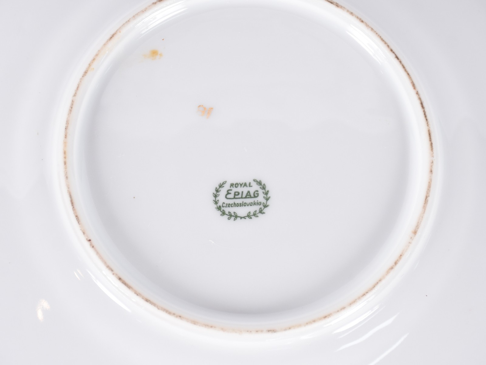 Oito pratos de porcelana de diversas procedências. (Um deles bicado... - foto 8 de 11