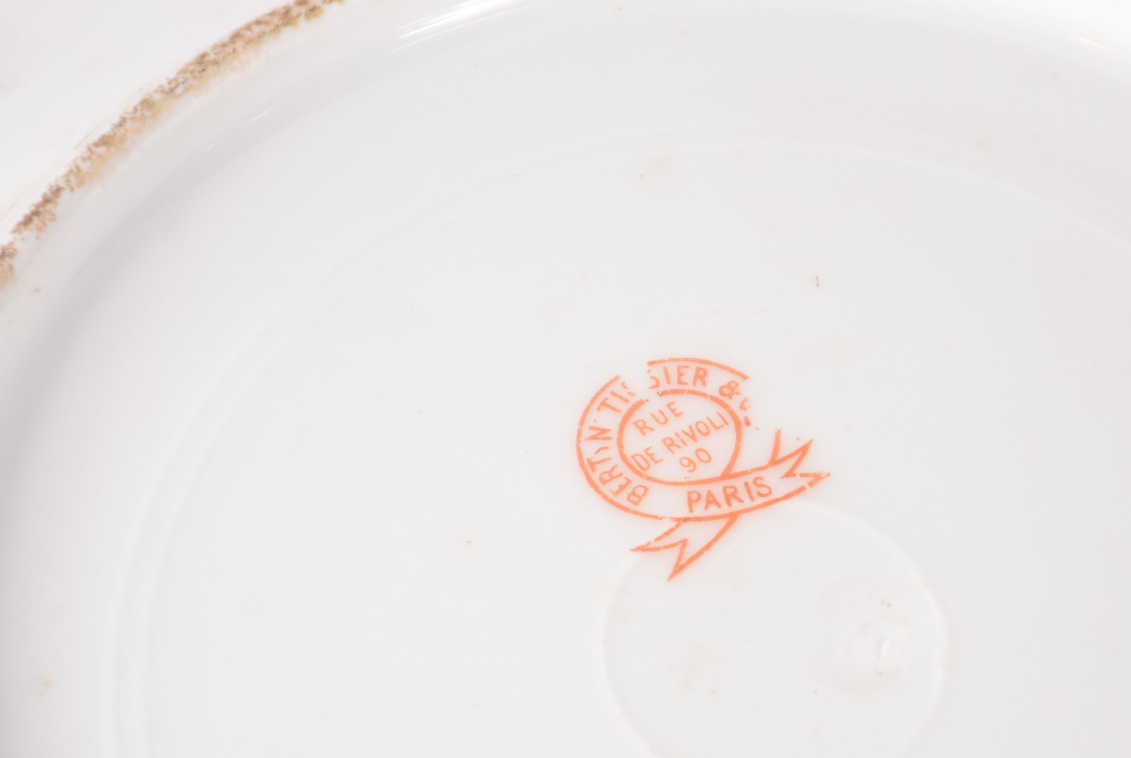 Oito pratos de porcelana de diversas procedências. (Um deles bicado... - foto 10 de 11