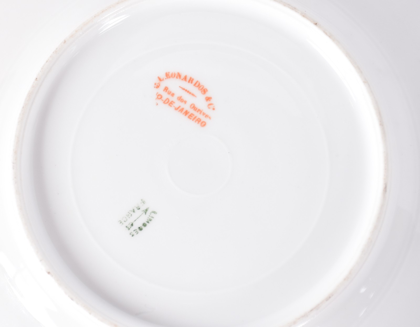 Oito pratos de porcelana de diversas procedências. (Um deles bicado... - foto 11 de 11