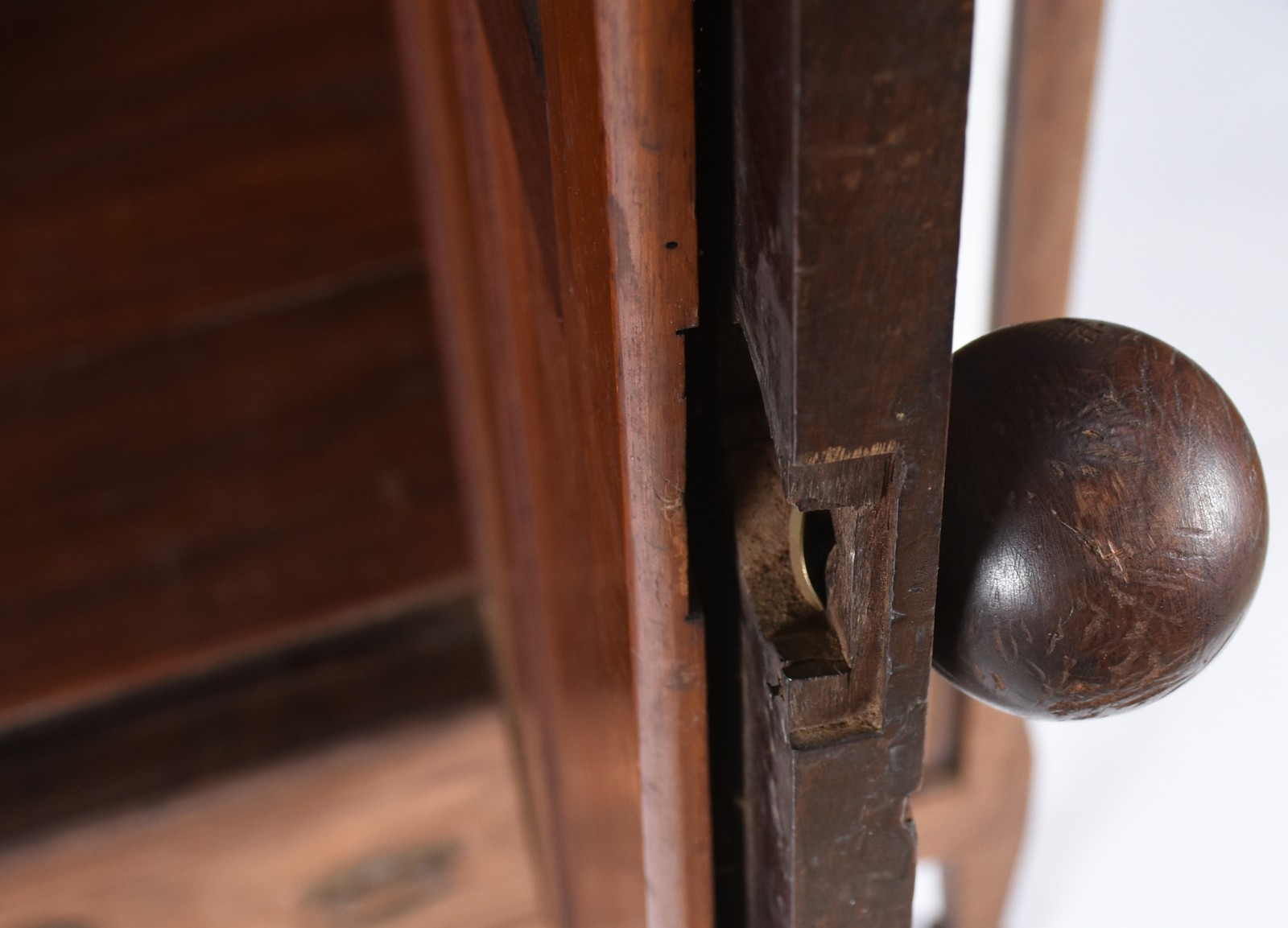 Armário de madeira nobre, porta espelhada e gaveta externa na parte... - foto 4 de 6