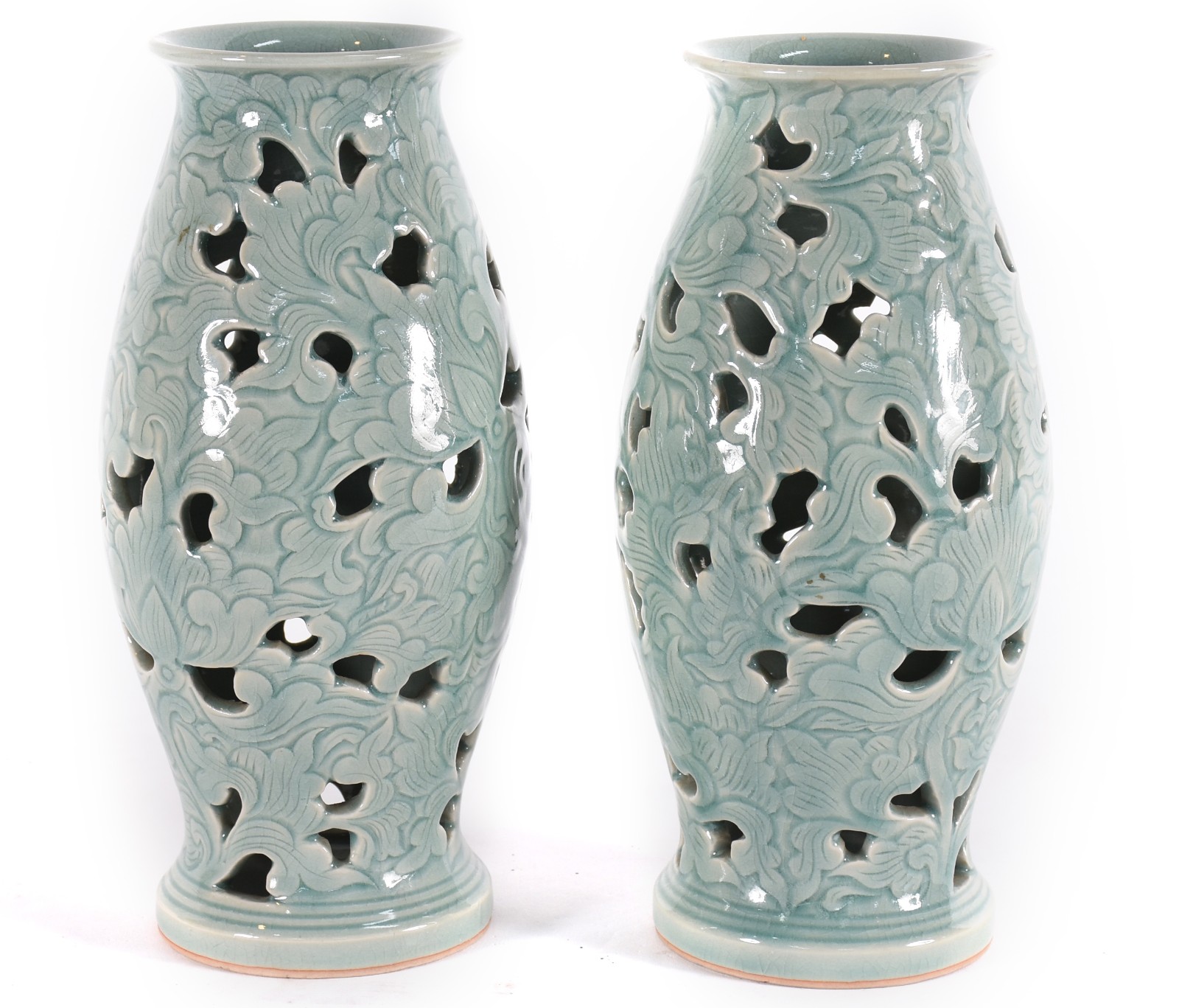 Par de vasos de cerâmica no estilo "Celadon" com vazados. - foto 1 de 4