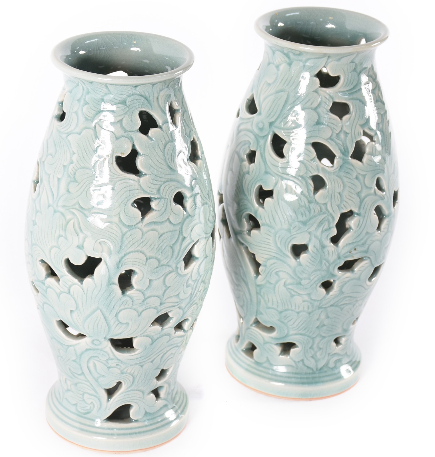Par de vasos de cerâmica no estilo "Celadon" com vazados. - foto 2 de 4