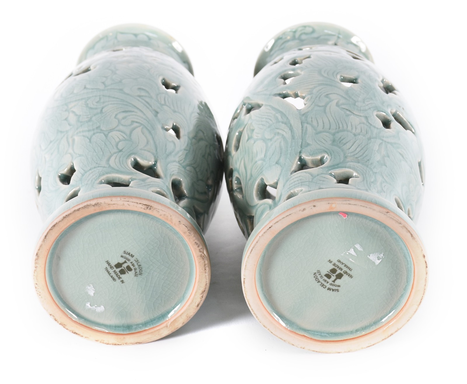 Par de vasos de cerâmica no estilo "Celadon" com vazados. - foto 3 de 4