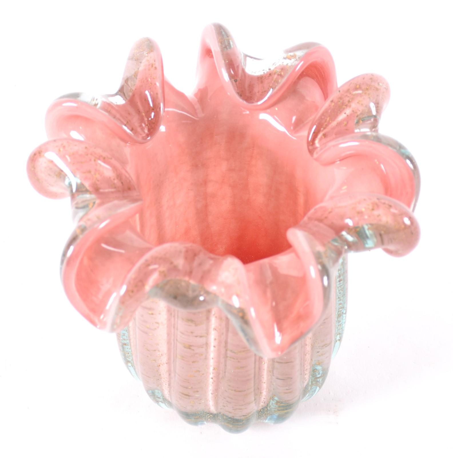 Vaso de vidro decorativo na cor rosa com pó de ouro, borda feitio... - foto 3 de 4