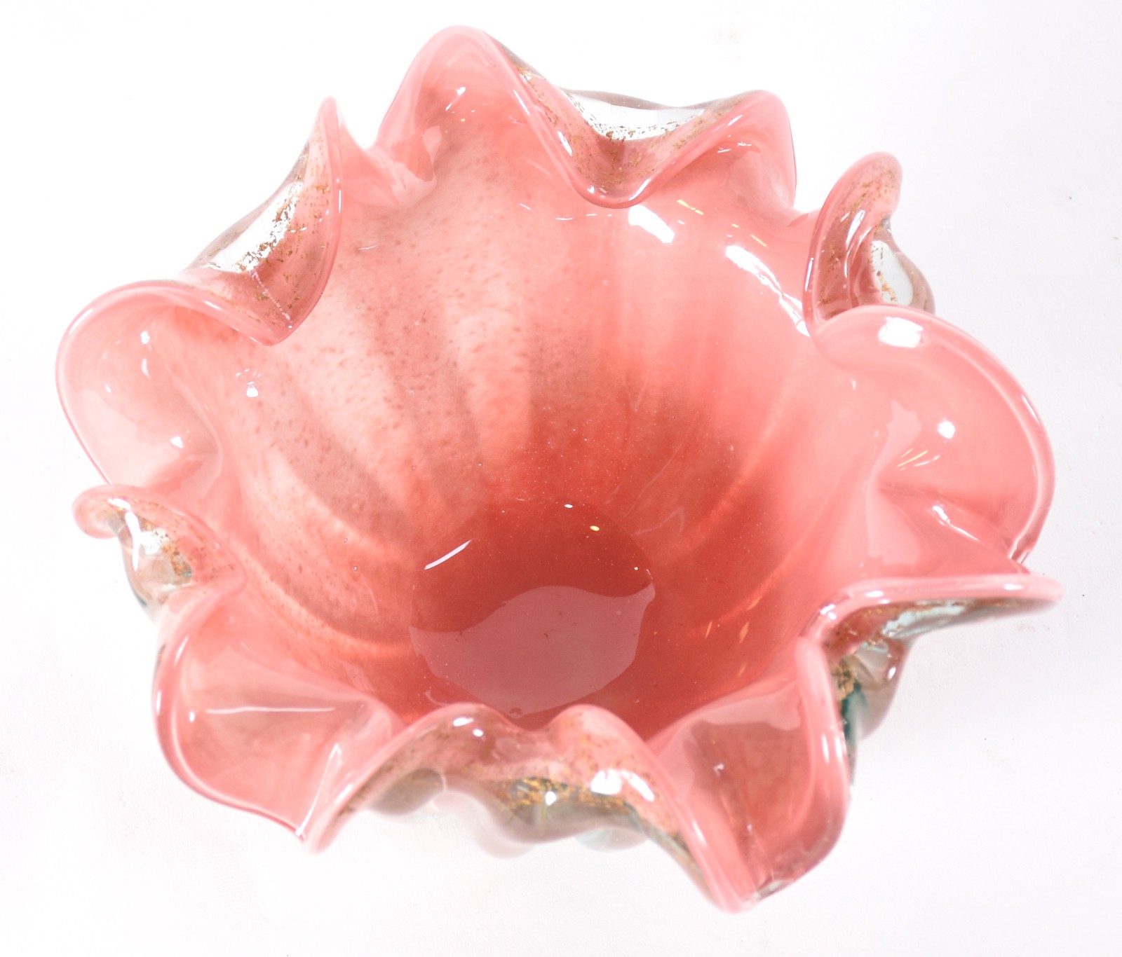 Bowl de vidro decorativo na cor rosa com pó de ouro, borda feitio... - foto 2 de 3
