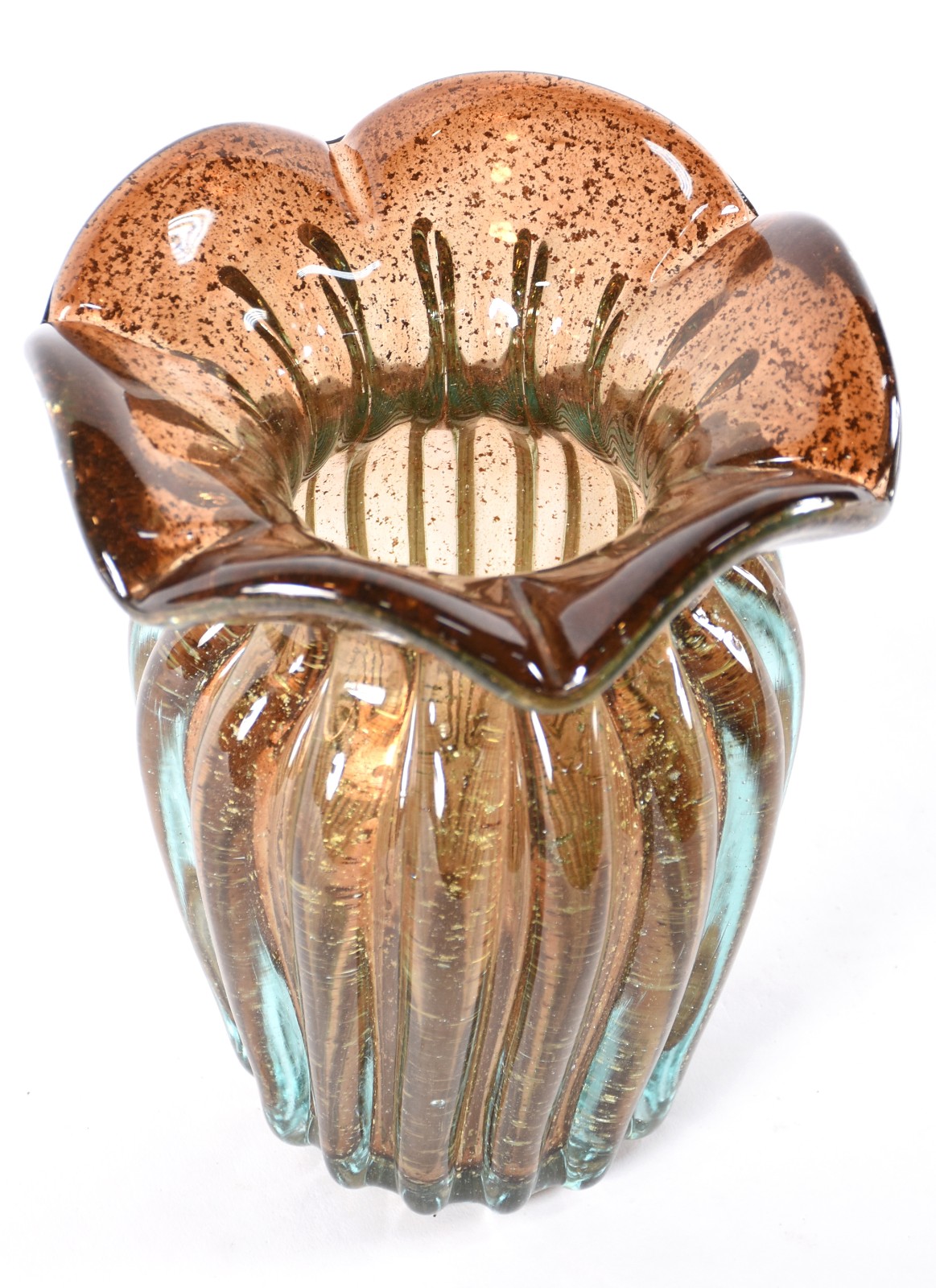 Vaso de vidro decorativo na cor âmbar com pó de ouro. - foto 2 de 3