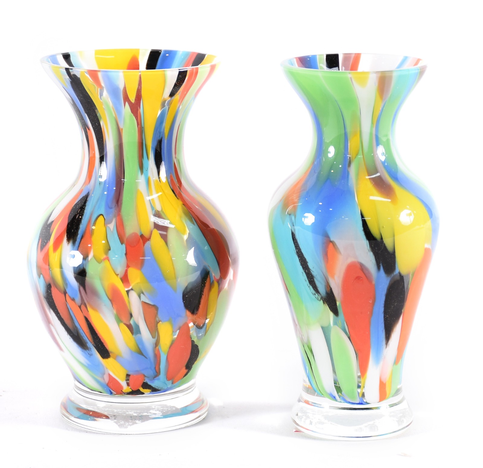 Dois pequenos vasos de vidro decorativo com mesclas coloridas. - foto 1 de 3