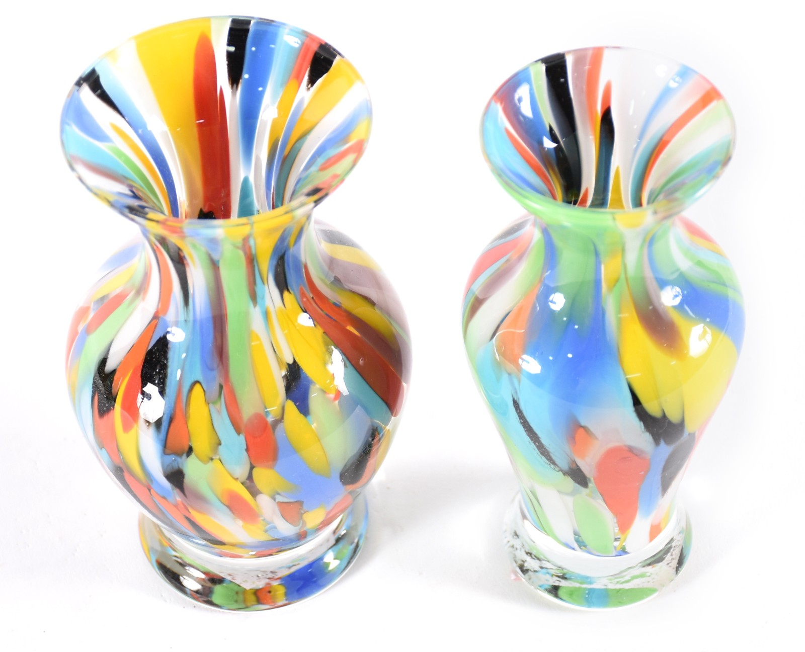 Dois pequenos vasos de vidro decorativo com mesclas coloridas. - foto 2 de 3