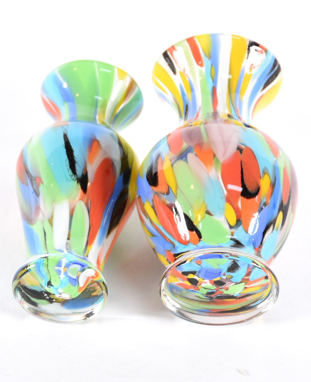 Dois pequenos vasos de vidro decorativo com mesclas coloridas. - foto 3 de 3