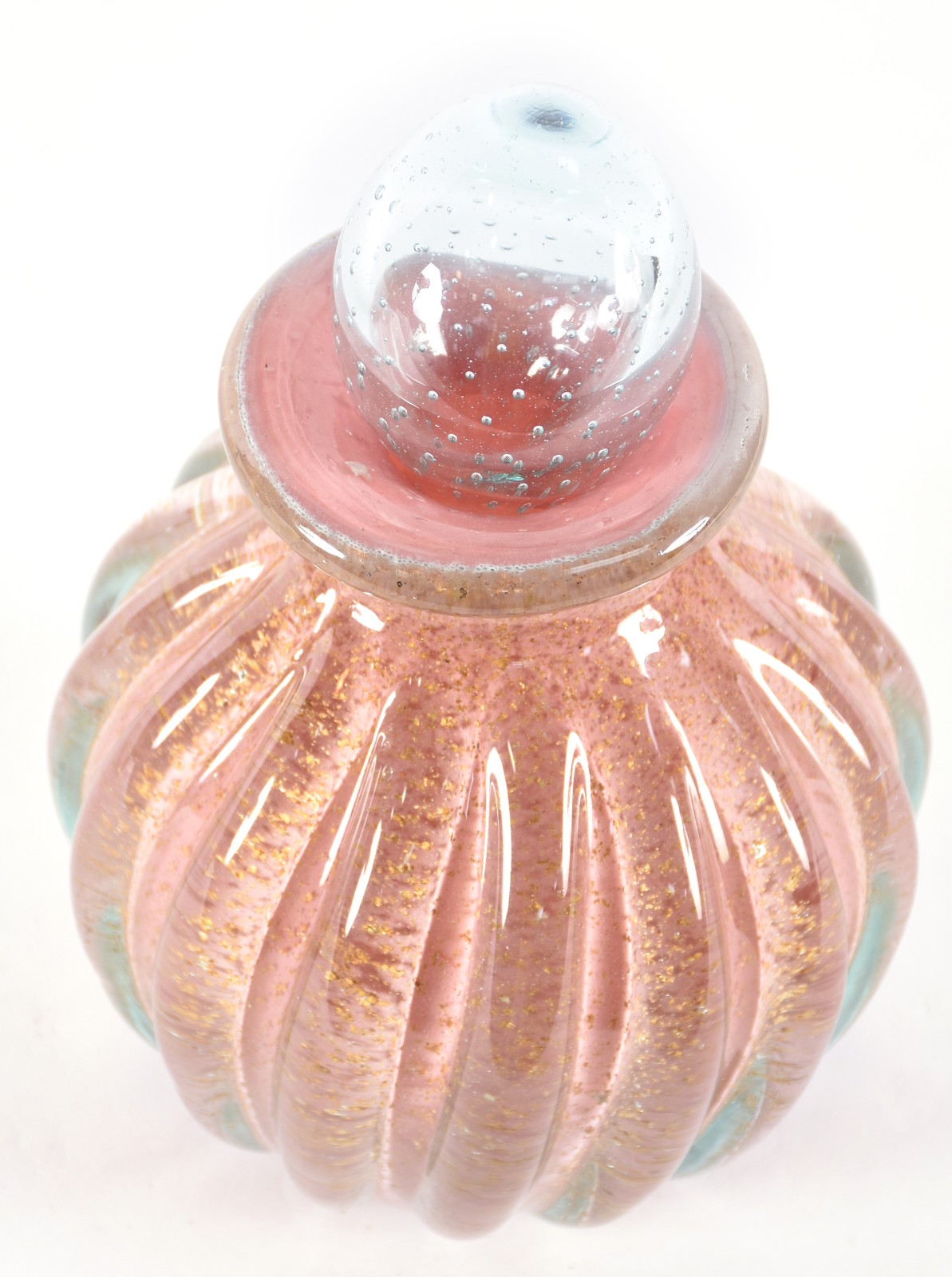 Garrafa de vidro decorativo feitio gomos na cor rosa com pó de ouro. - foto 2 de 4
