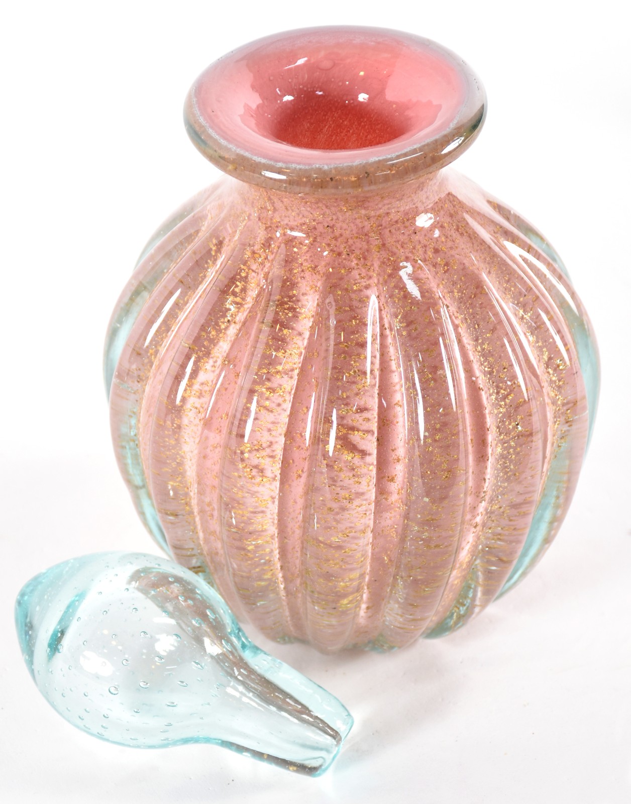 Garrafa de vidro decorativo feitio gomos na cor rosa com pó de ouro. - foto 3 de 4
