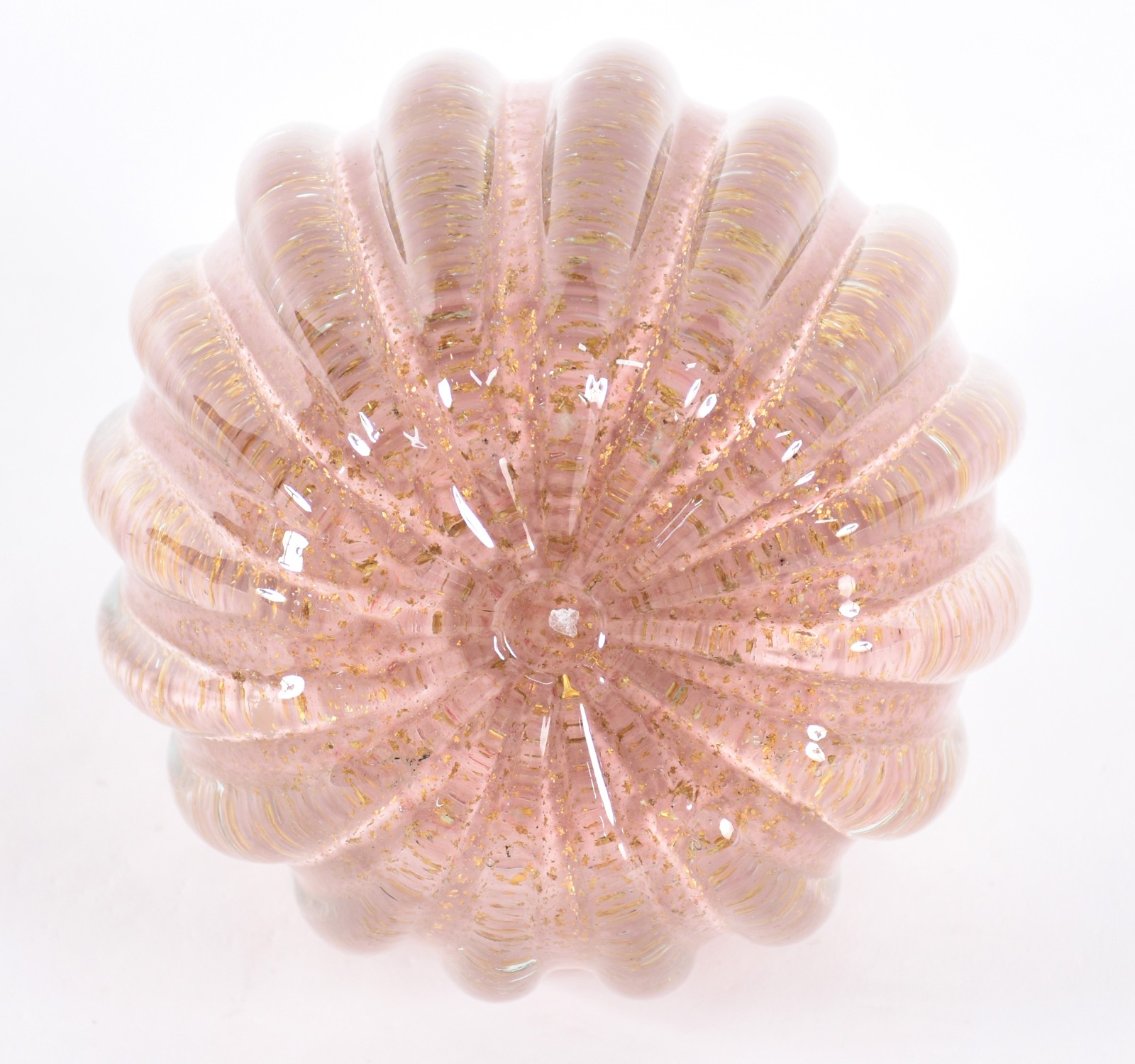 Garrafa de vidro decorativo feitio gomos na cor rosa com pó de ouro. - foto 4 de 4