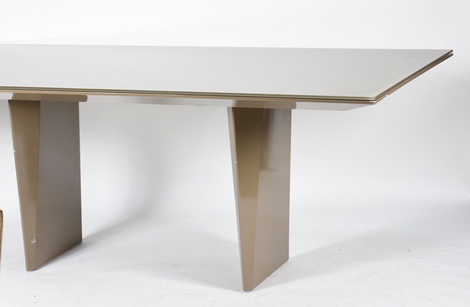 Mesa de jantar com base laqueada e tampo com vidro superposto na cor... - foto 2 de 6