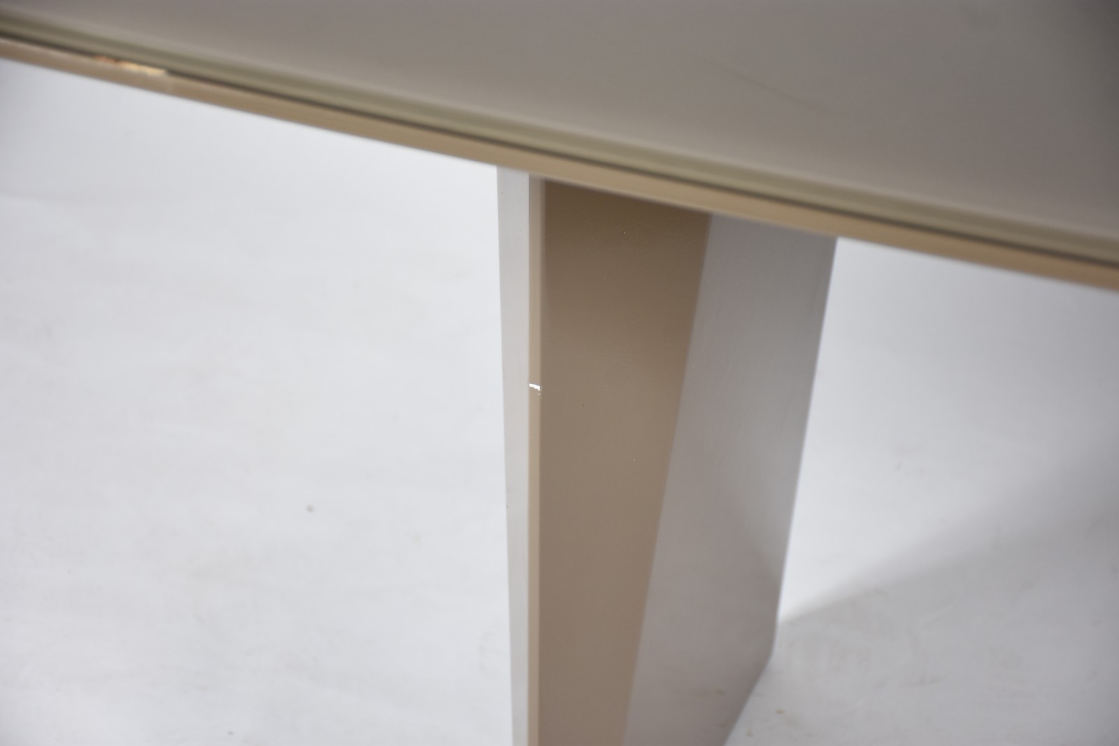 Mesa de jantar com base laqueada e tampo com vidro superposto na cor... - foto 3 de 6