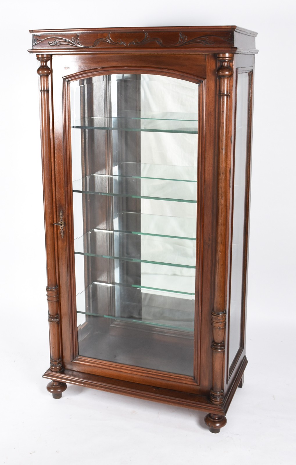 Vitrine de madeira nobre, laterais com semicolunas torneadas, parte... - foto 1 de 3