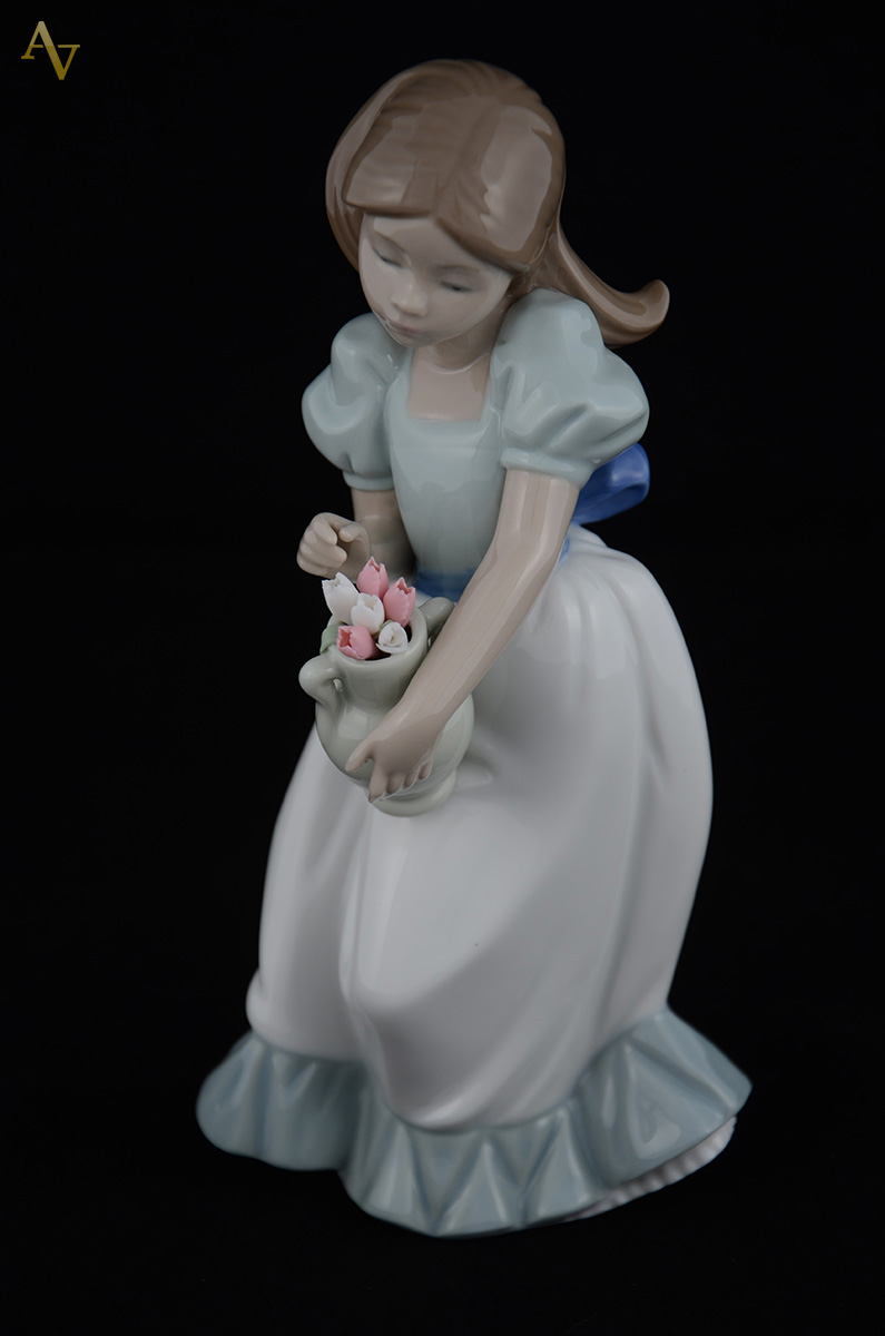 NAO - Escultura em porcelana européia representando menina com... - foto 1 de 2