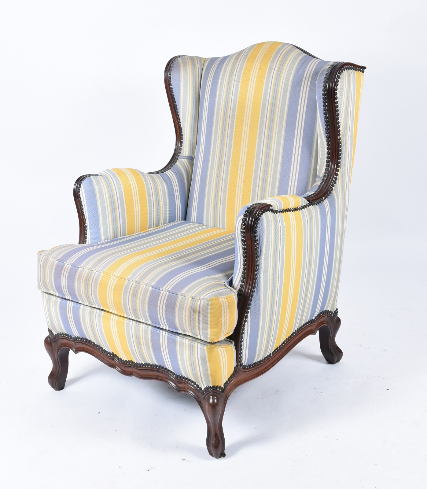 Poltrona bergere de madeira nobre, estofada e forrada com tecido... - foto 1 de 4