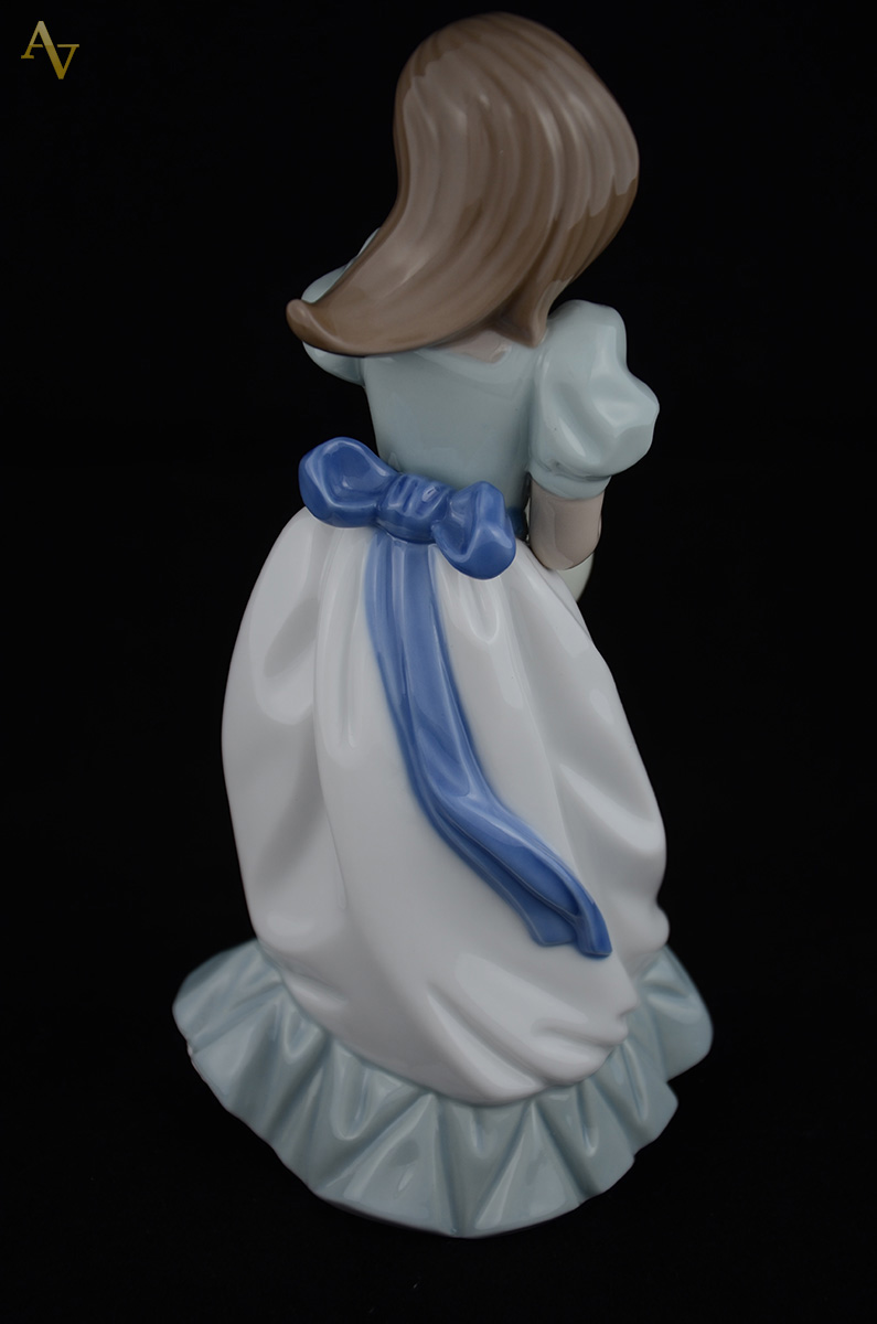 NAO - Escultura em porcelana européia representando menina com... - foto 2 de 2