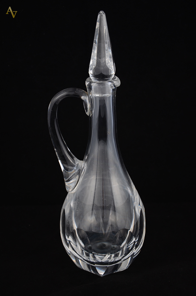 Licoreira com alça em cristal tcheco facetado. Altura: 32 cm