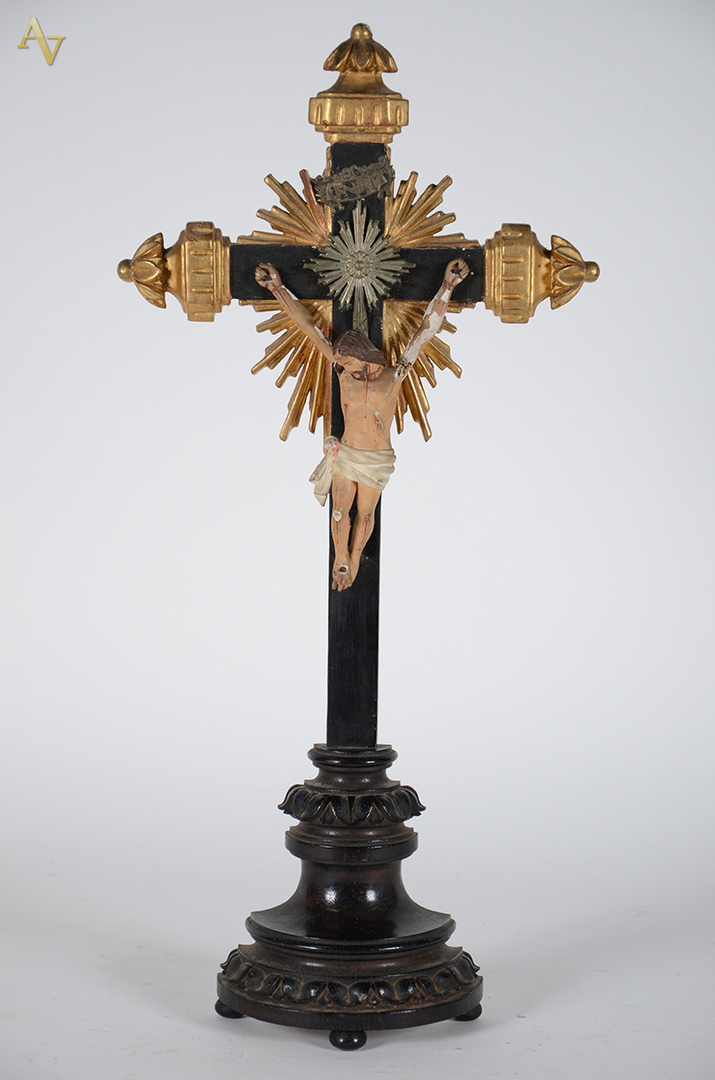 Antigo crucifixo de madeira nobre, figura de Cristo esculpida e... - foto 1 de 2
