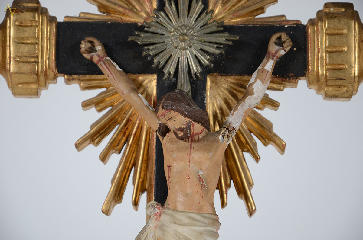 Antigo crucifixo de madeira nobre, figura de Cristo esculpida e... - foto 2 de 2