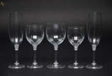 Serviço de cristal com 35 peças, sendo 8 flutes... - Serviço de cristal com 35 peças, sendo 8 flutes, 7 cálices para água, 11 para vinho tinto e 9 para vinho branco.